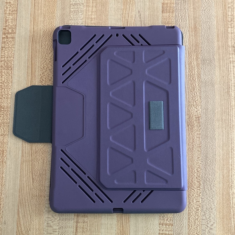 TARGUS Pro-Tek Antimicrobial Case for iPad® (9th, 8th, and 7th gen.) 10.2-inch - Picture 3 of 7